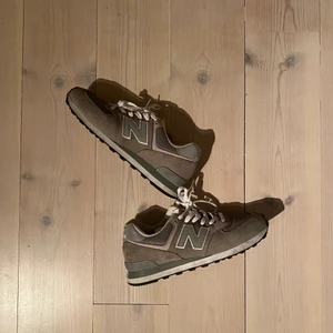 New Balance 574 - Ett par riktigt fina new balance som inprinip är oanvända! Storlek 44 och skicket som sagt 9/10 använda typ en gång utomhus!