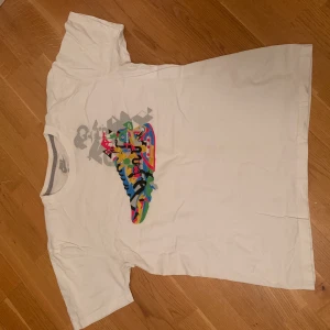 Nike t-shirt - Vit Nike t shirt med lite coolt tryck, sitter mer som M än L. Annars inget speciellt. Frakt tillkommer med 66kr.