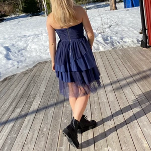 Klänning - Mörkblå klänning från alice+olivia. 