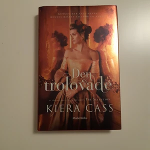 Den trolovade - Kiera Cass - Den trolovade av Kiera Casa. I gott skick. Handlingen finns på andra bilden. Säljer för 15 kr + frakt. Skriv om ni har några frågor.