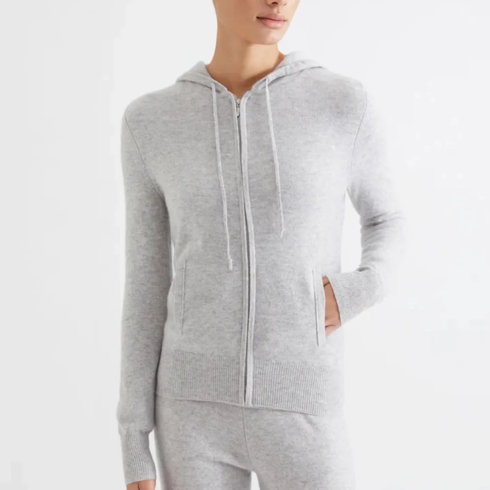 Säljer min gråa zip hoodie från soft goat! Älskar den så mycket då den passar med absolut ALLT och är så bekväm! Säljer då jag vill köpa en ny i större storlek! Nyskick ❤️ NYPRIS: 2300. Tröjor & Koftor.