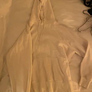 Hoodie  - Vit hoodie från H&M! Kan mötas upp i stockholm / köparen står för frakt 💗