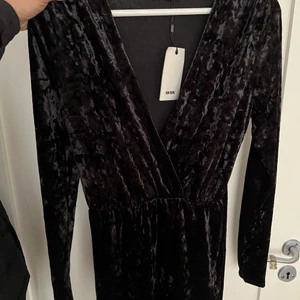 Velvet klänning - Aldrig använd! Köparen står för frakt