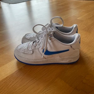 Nike Air Force 1 - Air force 1 i storlek 38, använd ett fåtal gånger. De blåa Nike loggorna är bytbara mot vita som skickas med.☺️