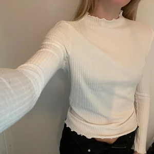 Långärmad tröja från only  - Vit långärmad tröja från Only. Bra basplagg att ha i garderoben!