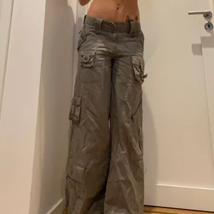 Cargo pants - tvär coola as baggy cargo pants saknas en knapp men de märks ej, möts i slussen annars tillkommer frakt 💖