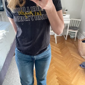 GINATRICOT T-SHIRT SVART - T-shirt från GinaTricot med tryck! Färgen är svart/grå och passformen stämmer överens med storleken✨