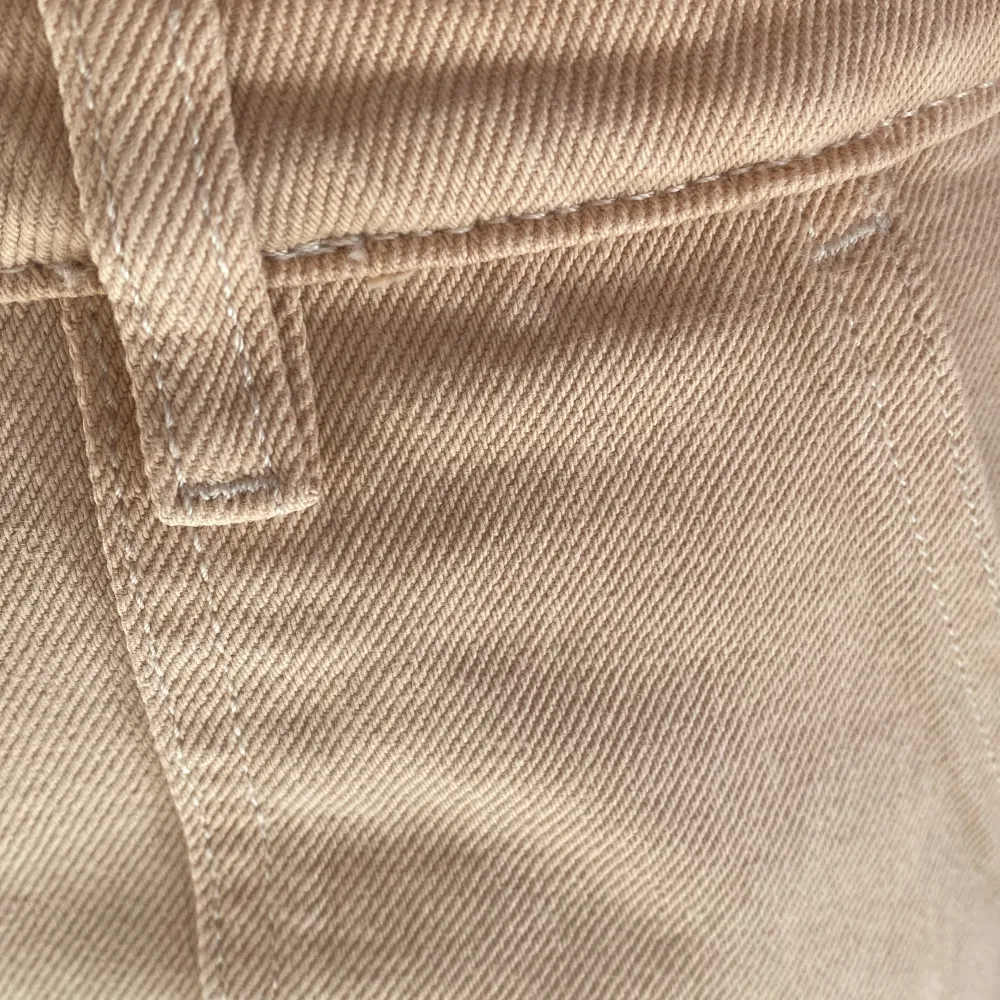 Säljer dessa Coola högmidjade jeans från Monki då de inte kommer till användning. Det är ett svagt manchestertyg på byxorna som syns på bild 3. Jag är 164💕. Jeans & Byxor.