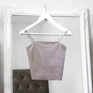 beige square strap linne XS Gina - Beige linne från Gina Tricot. Strap-band, square modell. Velvet/sammet material. Helt ny, aldrig använd. Crop-top tight och stretching. Fraktkostnad tillkommer, betalning via swish.