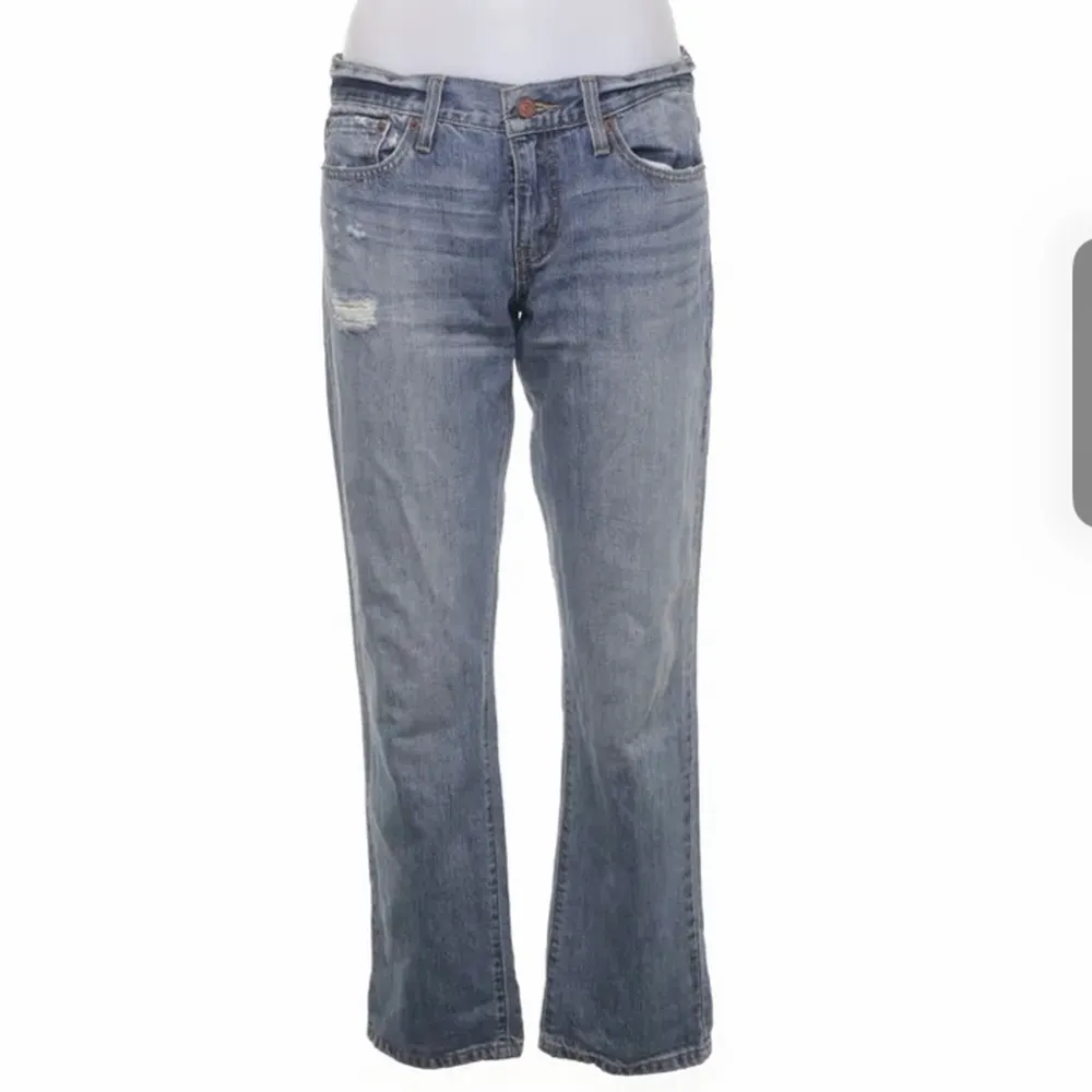 Jätte snygga Levis jeans som tyvärr är för små för mig💞pris går att diskutera . Jeans & Byxor.