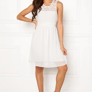 Vit klänning från Vero Moda storlek M - Super fin avslutningsklänning som bara har använts 1 gång, Är 180 och den är tillräckligt lång