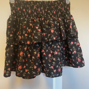 Volangkjol - Så söt volangkjol från Cubus. Passar ungefär xs💕