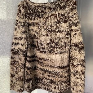 Oversized stickad tröja  - Oversized stickad tröja i brun och beige. Vintagevibe och når mig typ över rumpan. Sitter oversized så passar S-L ungefär