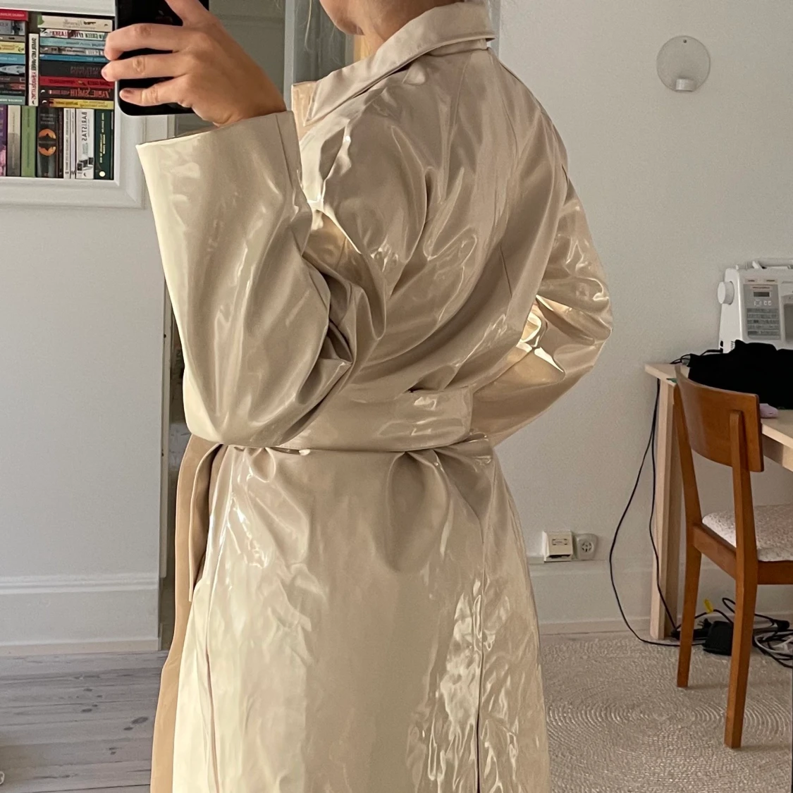 Glansig kappa i beige - 90