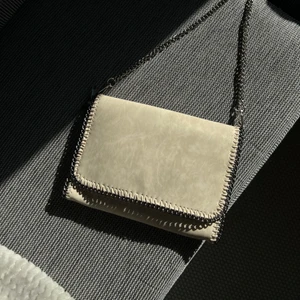 Helt oanvänd väska - Jätte fin beige väska med kedja som man även kan ta av och bära som en klutch. Se andra bilden för referens 🤍