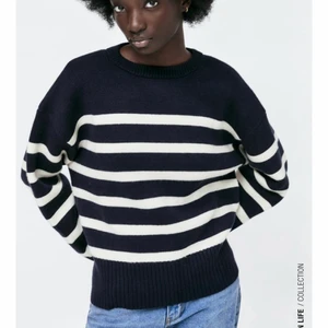 Zara tröja randig  - Blå randig tröja från zara, jättefin och skönt tyg. Den är inte nopprig eller sliten på något sätt. Den är knappt använd. Säljer pga jag inte får användning av den längre. Nypris 560kr. Köparen står för frakt😊 Pris kan diskuteras. Skirv om det finns några övriga frågor eller om du vill ha fler bilder på den💞💞