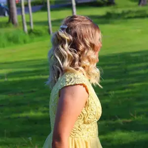En gul jättefin balklänning från bubbelroom!!! Använd en gång på min bal i 9:an. Perfekt till er som går ut grundskolan och ska ha bal eller till andra härliga tillfällen!! 