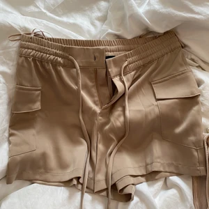 Siden shorts - Siden shorts beiga från zara, storlek m, köparen står för frakten 