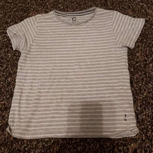 Fin t-shirt stl 122/128 frakt frakt  - Fin t-shirt kan skicka betalning swish eller PayPal 