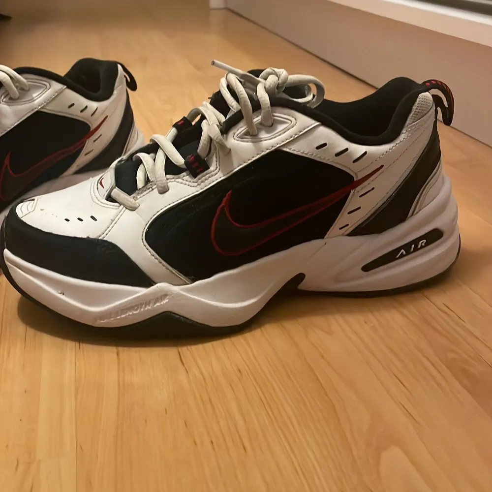 Nike air monarch skor, väldigt bra skick, endast använda ett fåtal gånger🤍. Skor.