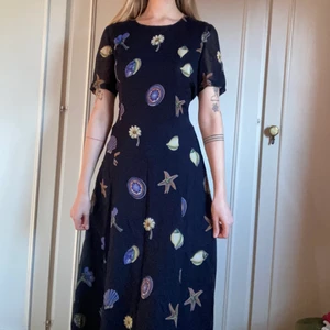 Långklänning med snäckmotiv - Vacker långklänning i marinblått med snäck-detaljer. Superskön och i TOPPENSKICK! :)