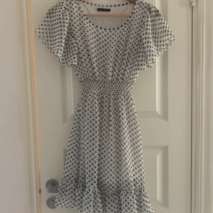 Tennis volang klänning - Kort klänning med volang. Storlek xs-s