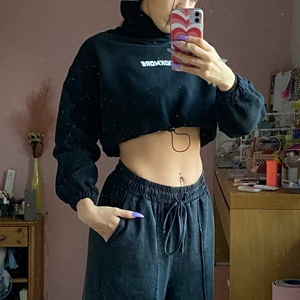 Crop sweater - Tjocktröja med hög krage och resår i midja. Aldrig använd! Stlk 36-38