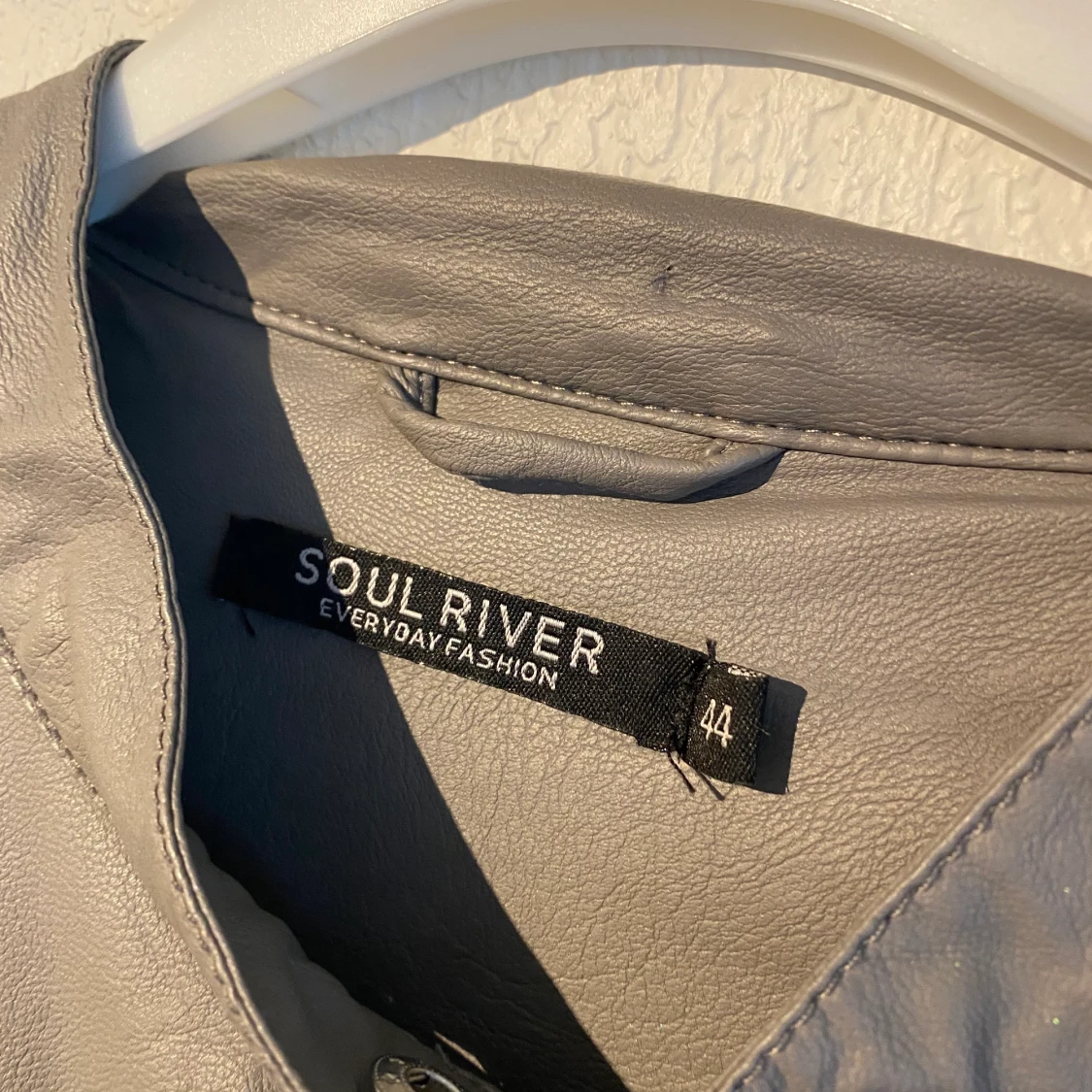 Grå jacka i skinnimmitation - 90