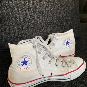 Äkta Converse skor - Säljer dessa långa vita Converse skor då de inte kommer till användning. Använde dessa för ett tag sedan men inte något mer. Köparen står för frakten, men pris går att förhandla. Kan eventuellt mötas upp.💕😊