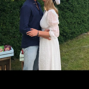 Klänning från NAKD OBS! Vit!  - Klänning från NAKD i storlek 36. Bild 2/3 är lånade från NAKD hemsida för att visa hur den sitter på. Så det är den i vit. Använd 1 gång. 