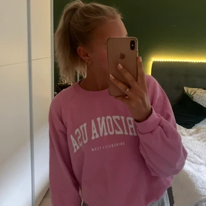 Sweatshirt med tryck - rosa sweatshirt med vitt tryck fram och bak, fint skick💞