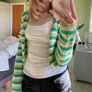 Stickad Zara kofta - Säljer nu min älskade Zara kofta som är slutsåld på hemsidan, perfekt nu mot våren och inför sommaren. Kvaliten är 10/10 och den har inga skador💚🤍