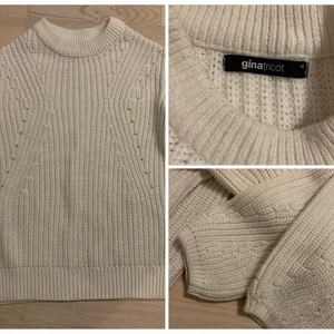 Gina Tricot stickard tröja XS - En knappt använd vit stickard tröja med hålmönster från Gina Tricot. Normal i storleken, XS. 