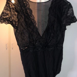 Body - Svart body med spets vid överdelen