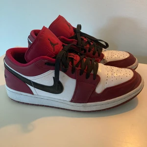JORDAN 1 LOW Red - Storlek 45 Använda. Obs smutset går o få bort. Box medföljer.  100% äkta