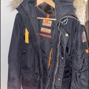 Right hand Pj, strl s - Säljer nu min Parajumpers right hand som är inköpt för ett år sedan från care of carl. Den har inga skador på sig och finns Qr kod som tar dig till certilogo. Äkta självklart.