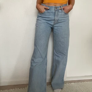 Snygga blåa jeans  - Uppsydda för mig som är 161! Passar upp till 165 skulle jag säga 🤍 Passar mig som vanligtvis har S!