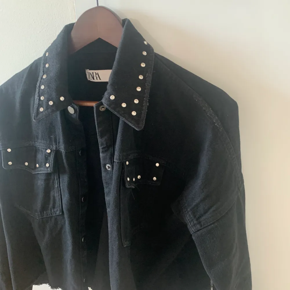 En så söt svart Zara jacka som jag själv kroppat💕 Ganska tunt material och i bra skick!!. Jackor.