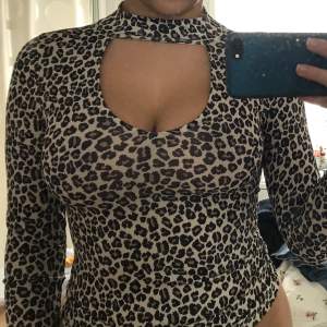 skitsnygg leopard topp från Bikbok, säljer då den är lite för tight för mig, storlek XS-S