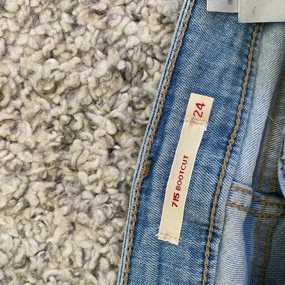 Säljer mina Lewis jeans som är använda 1-2 gånger. De är ljusblå och låga i midjan. Modellen heter Lewis 715 bootcut. De är i storlek 24 i midjan. Jättesköna!!. Jeans & Byxor.