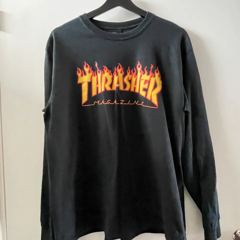 En svart långärmad tröja med Thrasher tryck som är i bra skick alltså knappt använd, lite tjockare matrial, normal i storleken 🧡. Tröjor & Koftor.