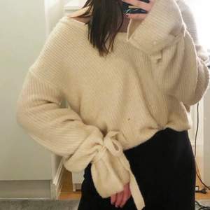 Säljer min fina stickade tröja från Linn Ahlborgs kollektion med Na-kd!😆 Den är hur skön som helst men kommer inte till användning. Den är i något använt skick (lite nopprig) men fortfarande väldigt snygg!💖 Den har knytning vid ärmarna som man kan justera. Säljer för 70 kr och köparen står för frakt!💖