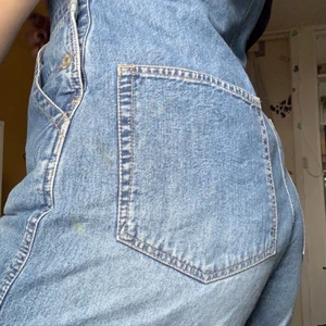 Hängselshorts - Snygga hängselshorts! Köpta secondhand men i fint skick:) står ingen storlek med uppskattas till storlek xs/s. Inte min stil längre