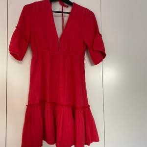 En röd klänning med öppen rygg. Köpt förra sommaren, använd fåtal gånger!! Köpt är köpt och köparen står för frakt