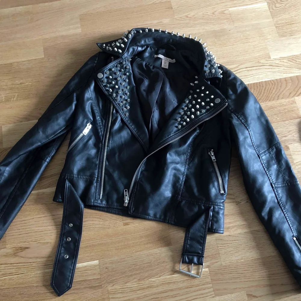 Leather jacket with studs size small / 36. Jackor.