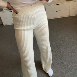 Ett par vita stickade byxor ifrån H&M. De är använda 1 gång. Fint skick. De är stretchiga och långa i benen💕