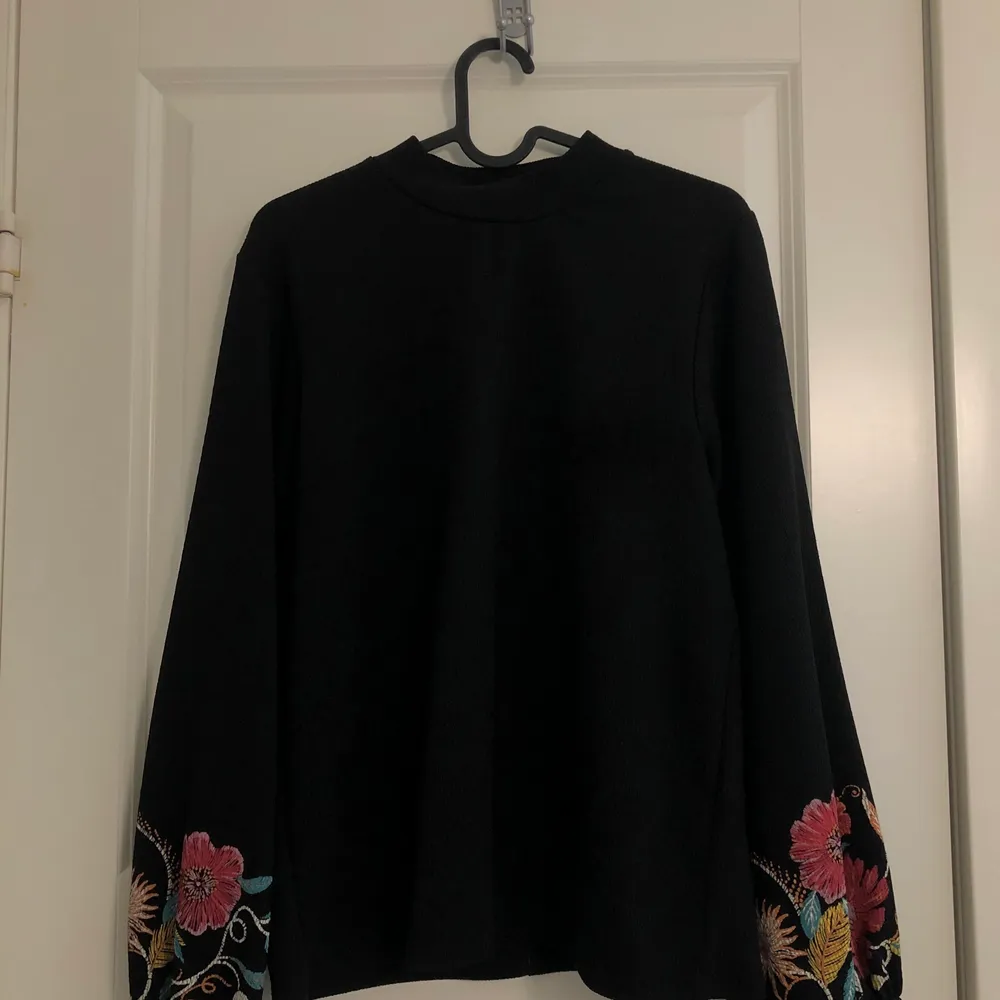 En ribbad tröja från Zara med flower print. Använd 2 gånger . Tröjor & Koftor.
