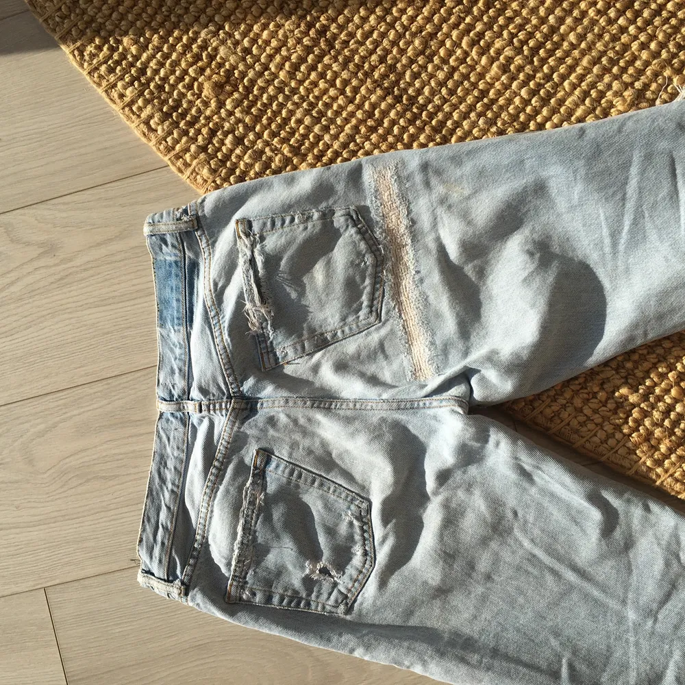 Supersnygga jeans ifrån zara i strl 38! Säljs då de är för korta på mig! (Innerbenslängden är 63cm) fint skick men kommer inte till användning här.. köparen står för frakten & det är bara att höra av sig om du är intresserad eller undra på något!🌼. Jeans & Byxor.