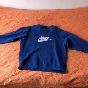 Säljer en nike vintage tröja. Storlek M men känns som en L. Den är i ett bra skick och inte sliten. Använd fåtals gånger för den är för stor för mig. Kontakta mig om ni vill veta mer. Köparen står för frakten! :)