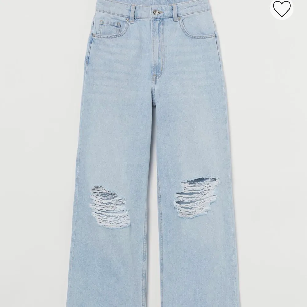 Säljer dessa helt nya jeans för dom var för små för mig. Lapparna sitter kvar. Köptes för 300 kr och säljer då för 170 kr eftersom dom är helt nya. Står ej för frakten. Jeans & Byxor.